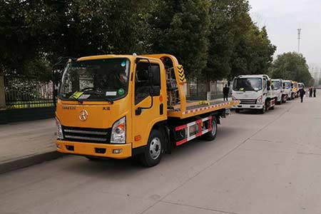 吐鲁番地区拖车费用道路救援服务搭电多少钱