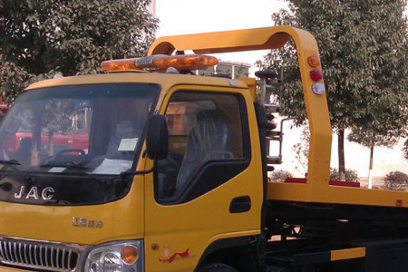 汽车搭电救援 救援拖车需要多少钱北京汽车救援现场维修